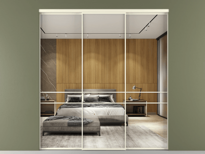 Алюминевая перегородка АЛПР 040.02_АМБ_Зеркало триплекс_new. Цвет Алюминий молочно-белый. Материал Алюминий в эмали. Коллекция Перегородка Formato внутри проёма трёхстворчатая. Картинка.